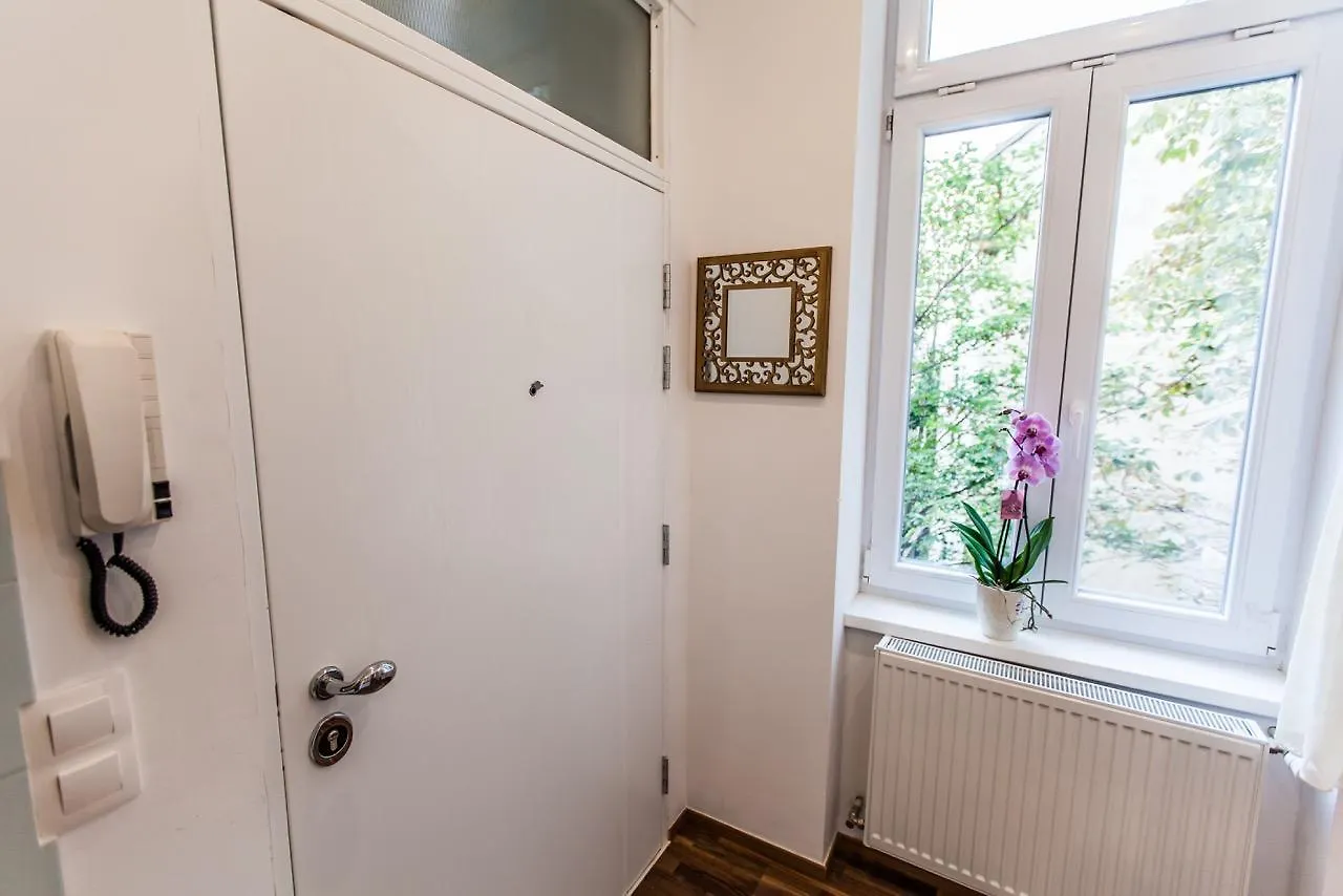 Cosy 2 Bedroom Apartment Vienna, Free Garage