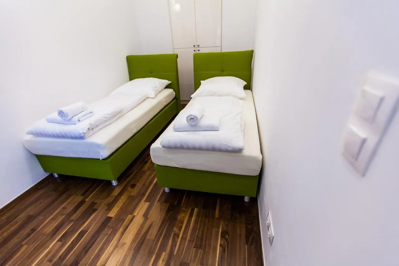 Cosy 2 Bedroom Apartment Vienna, Free Garage