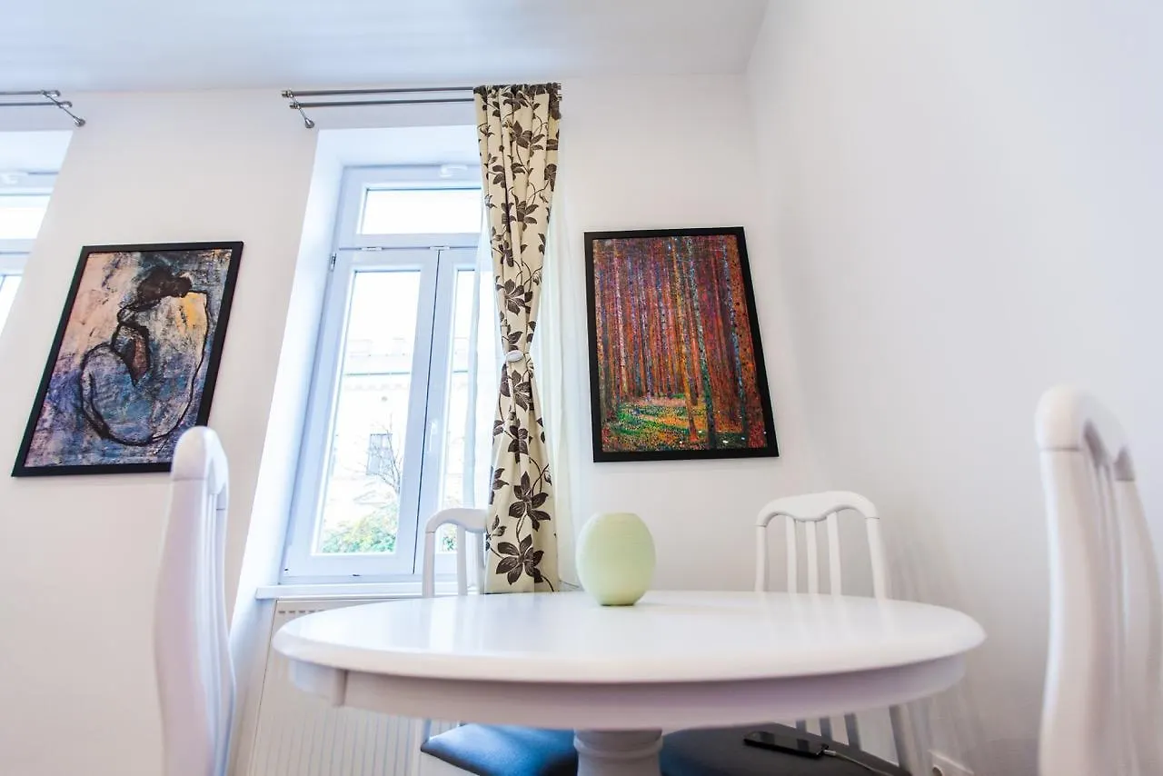 Cosy 2 Bedroom Apartment Vienna, Free Garage
